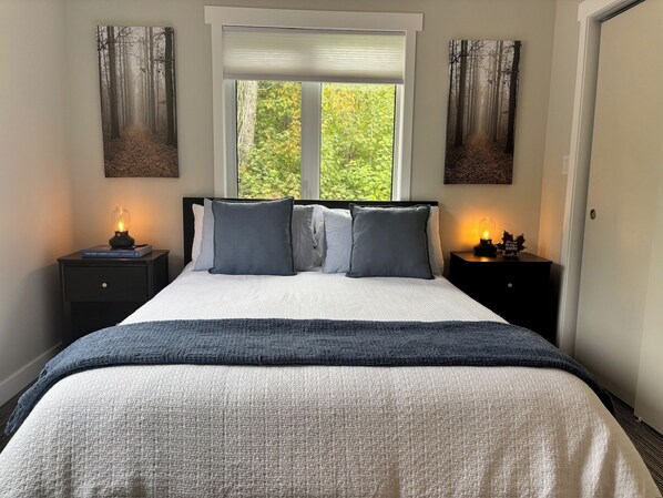 6 bedrooms, iron/ironing board, free WiFi, bed sheets - Spacious Lakefront Cabin in Private Gated Community (Manigotagan)