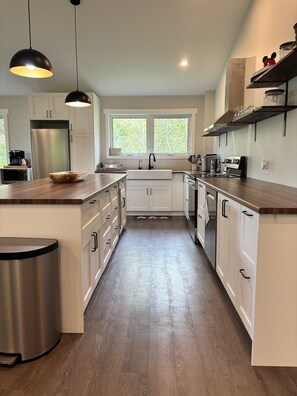 Fridge, microwave, oven, stovetop - Spacious Lakefront Cabin in Private Gated Community (Manigotagan)