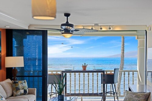 Magical Oceanfront 1BR Sanctuary -Wake to Waves: