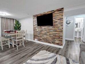 Smart TV - 3-bed/1 bath basement apartment in Aurora, CO w/AC~close to Hospitals (Aurora)