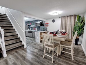 Dining - 3-bed/1 bath basement apartment in Aurora, CO w/AC~close to Hospitals (Aurora)