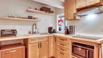 Kühlschrank, Mikrowelle, Wasserkocher mit Kaffee-/Teezubehör, Toaster