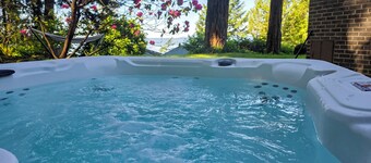 Walk to The Oyster Bar: Chuckanut Dr Retreat!