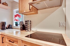 Kühlschrank, Mikrowelle, Wasserkocher mit Kaffee-/Teezubehör, Toaster