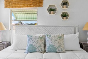 2 habitaciones, escritorio y tabla de planchar con plancha 