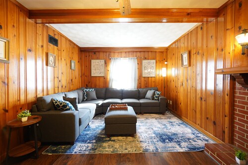 3-bedroom house with game room near Graceland and the Airport!