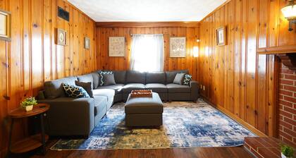 3-bedroom house with game room near Graceland and the Airport!