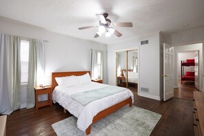 3 slaapkamers, een strijkplank/strijkijzer, gratis wifi, beddengoed