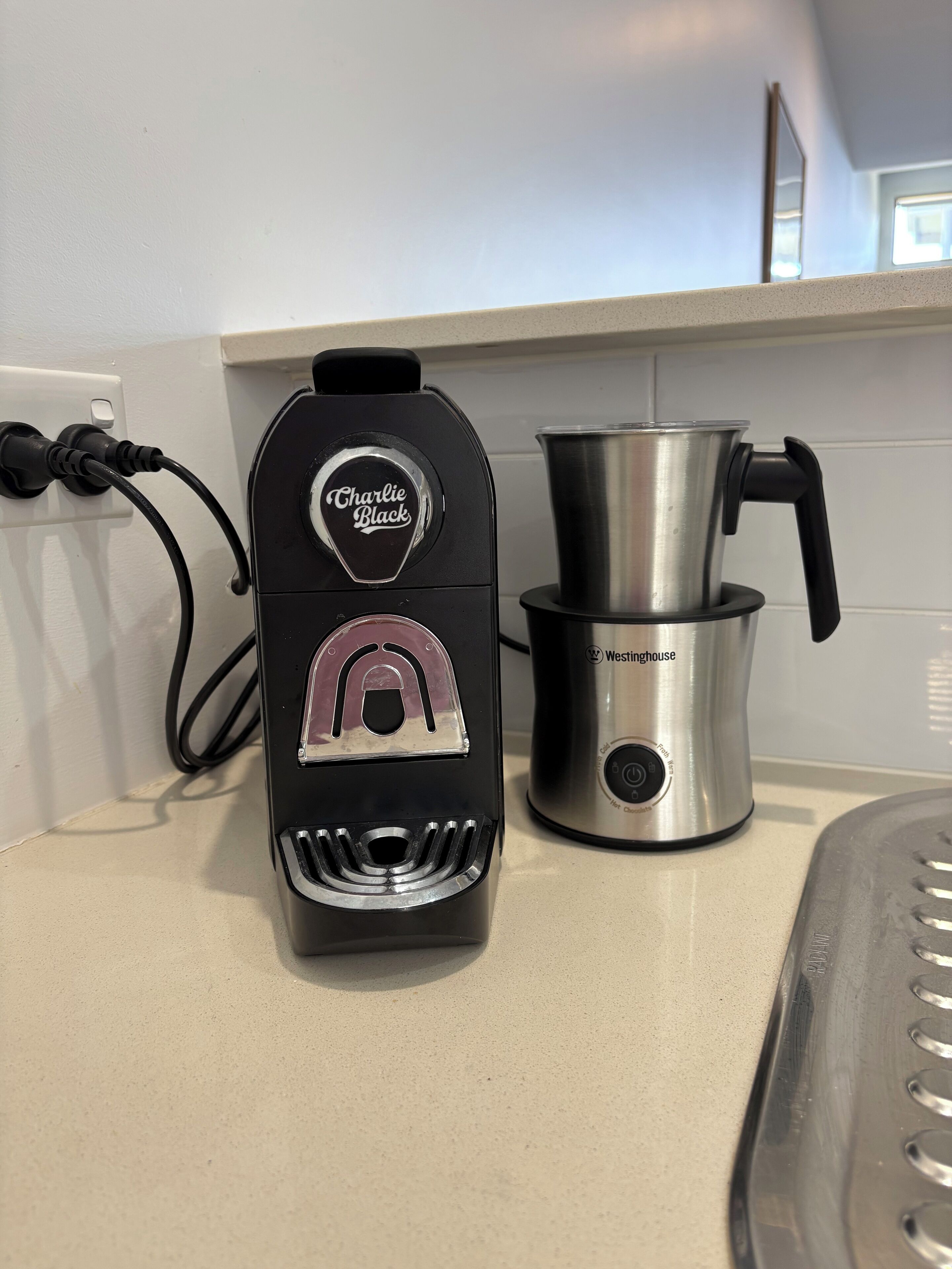 Eine Kaffeemaschine und ein Topf auf einer Küchenarbeitsplatte.