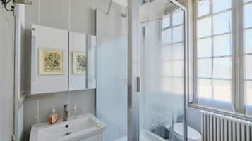 Douche, sèche-cheveux, serviettes fournies, savon