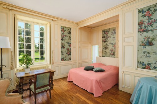 Between Angers, Le Mans and Saumur, a gîte in a château near the Loire.