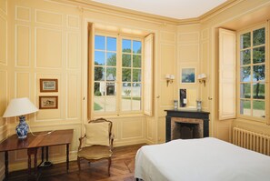 4 bedrooms, iron/ironing board, WiFi, bed sheets - Between Angers, Le Mans and Saumur, a gîte in a château near the Loire. (Jarzé Villages)