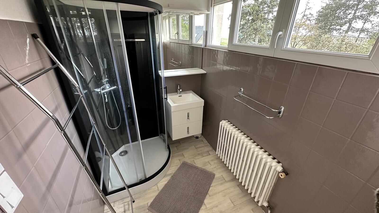 Dusche, Haartrockner, Handtücher, Toilettenpapier