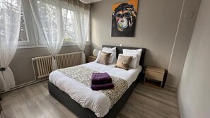 3 bedrooms, iron/ironing board, internet, bed sheets