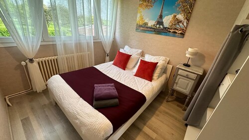 Gîte du Rousselet Machault 08, Large enclosed garden and parking lot