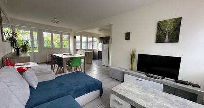 Gîte du Rousselet Machault 08, Large enclosed garden and parking lot