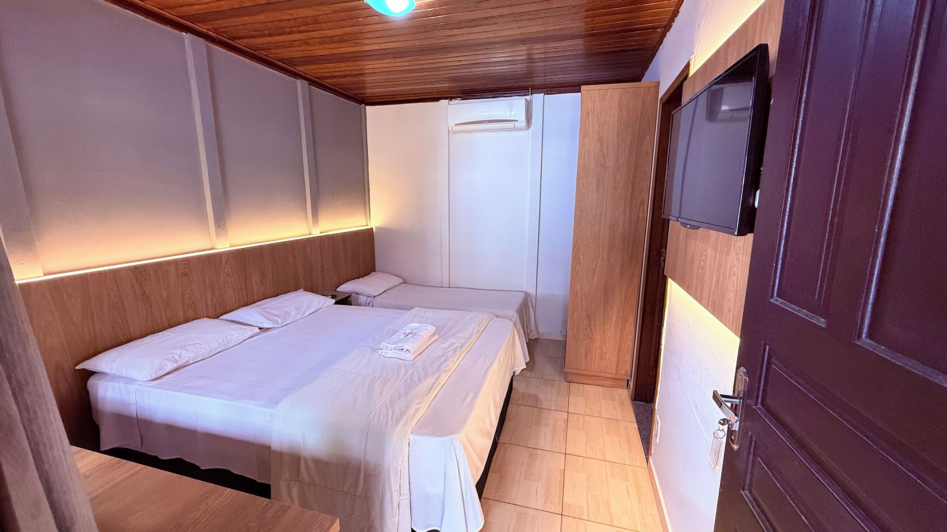 Habitación triple estándar, vistas al jardín | Mobiliario individual, escritorio, espacio para trabajar con un portátil