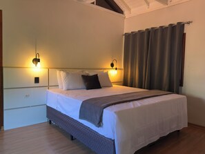 Habitación Confort doble, vistas al jardín | Mobiliario individual, escritorio, espacio para trabajar con un portátil