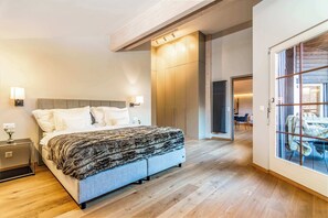 14 slaapkamers, een bureau, een strijkplank/strijkijzer, wifi