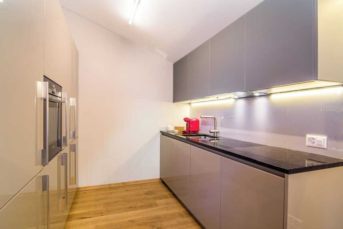 Een koelkast, een magnetron, een oven, een kookplaat