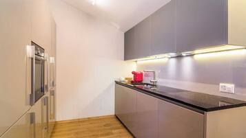 Een koelkast, een magnetron, een oven, een kookplaat