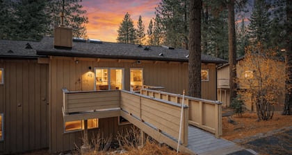 Golden Mountain Chalet by Avantstay Incline Village Stay + Minutes to Lake Tahoe, Skiing + Scenic Trails
