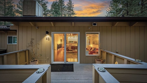 Les Roes by Avantstay Incline Village Retreat Near Lake Tahoe Beaches and Scenic Trails, Diamond Peak, and Local Hot Spots