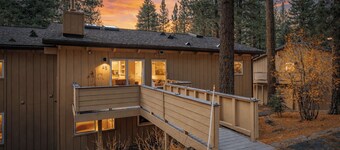 Golden Mountain Chalet by Avantstay Incline Village Stay + Minutes to Lake Tahoe, Skiing + Scenic Trails