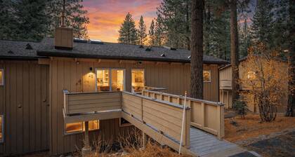 Golden Mountain Chalet by Avantstay Incline Village Stay + Minutes to Lake Tahoe, Skiing + Scenic Trails