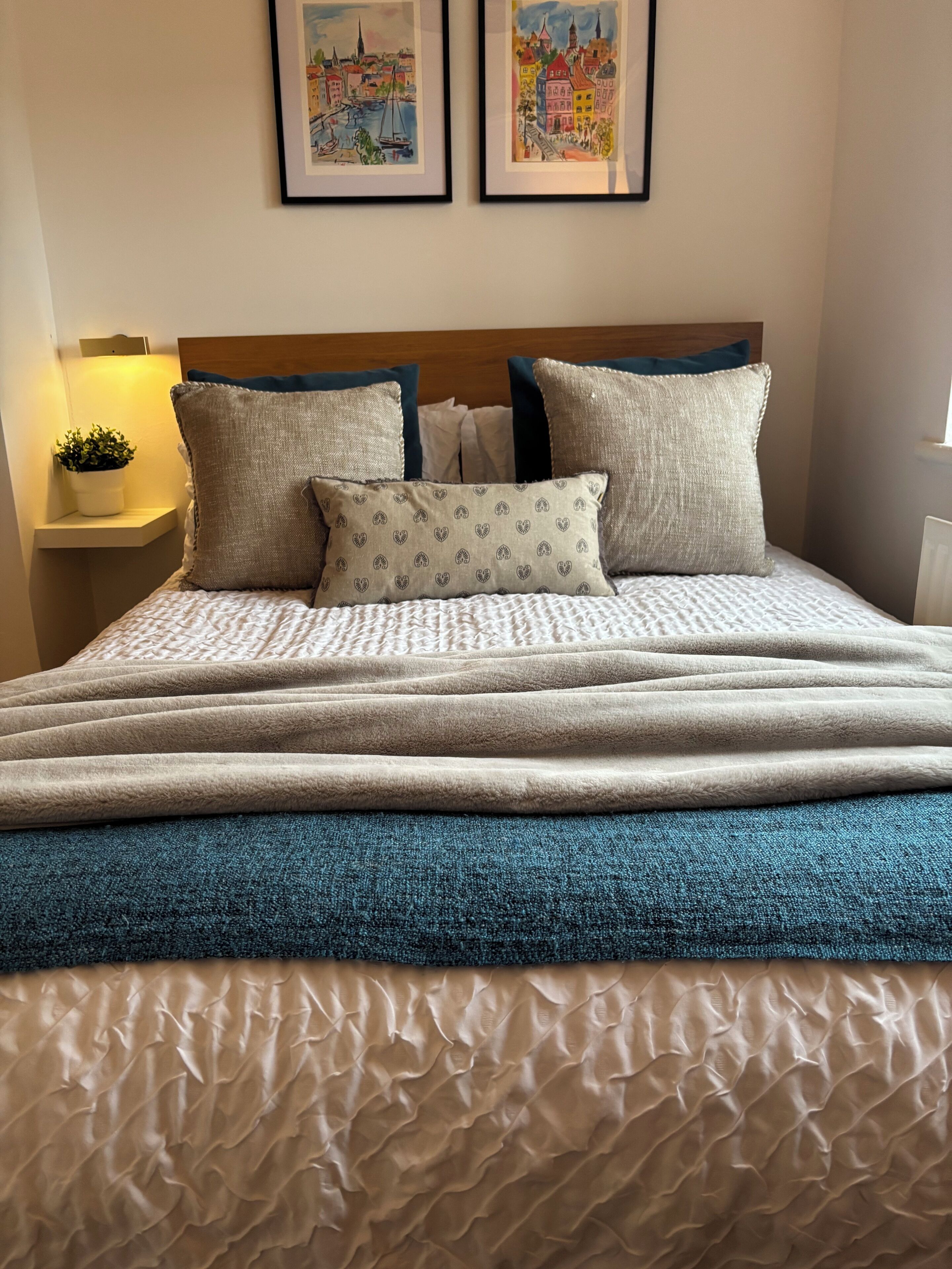 5 bedrooms, iron/ironing board, WiFi, bed sheets