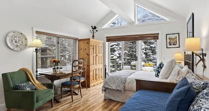 Blue Mesa Lodge 33C by Avantstay Ski-access Studio in Telluride's Mountain Village Steps From Lifts