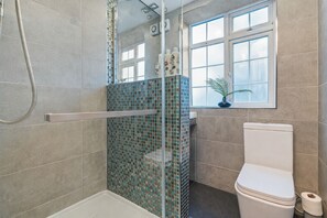 Hair dryer, towels - Charming Apartment • Great Location • Pool Table • Free Parking • Fast WiFi (London)