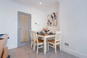 Dining - Charming Apartment • Great Location • Pool Table • Free Parking • Fast WiFi (London)