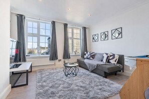 TV - Charming Apartment • Great Location • Pool Table • Free Parking • Fast WiFi (London)