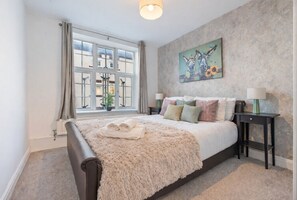 2 bedrooms, desk, iron/ironing board, travel cot - Charming Apartment • Great Location • Pool Table • Free Parking • Fast WiFi (London)