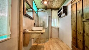 Salle de bain | Peignoirs, pantoufles, serviettes fournies, savon