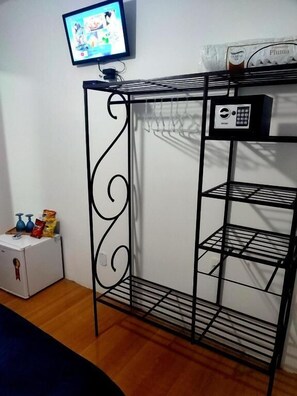 Chambre triple Confort, vue sur la cour intérieure | Intérieur