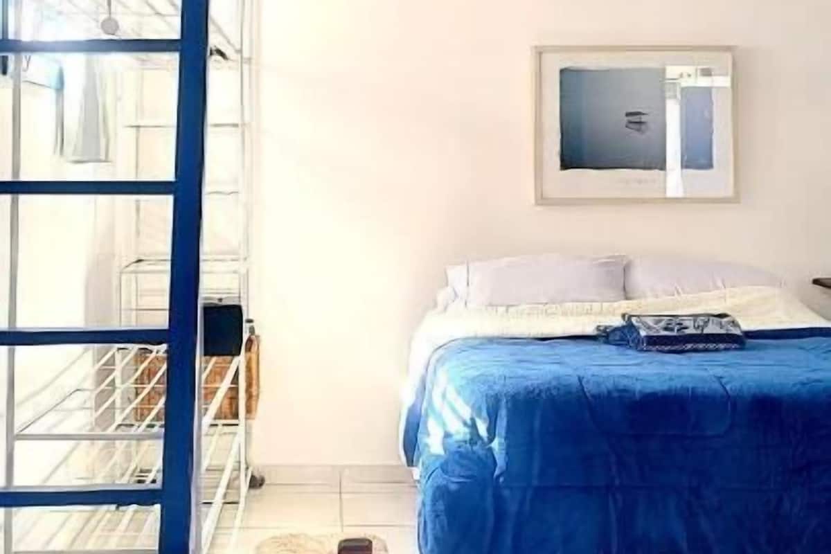 Neljän hengen superior-huone, patio, näköala pihalle | Tallelokero huoneessa, ilmainen Wi-Fi