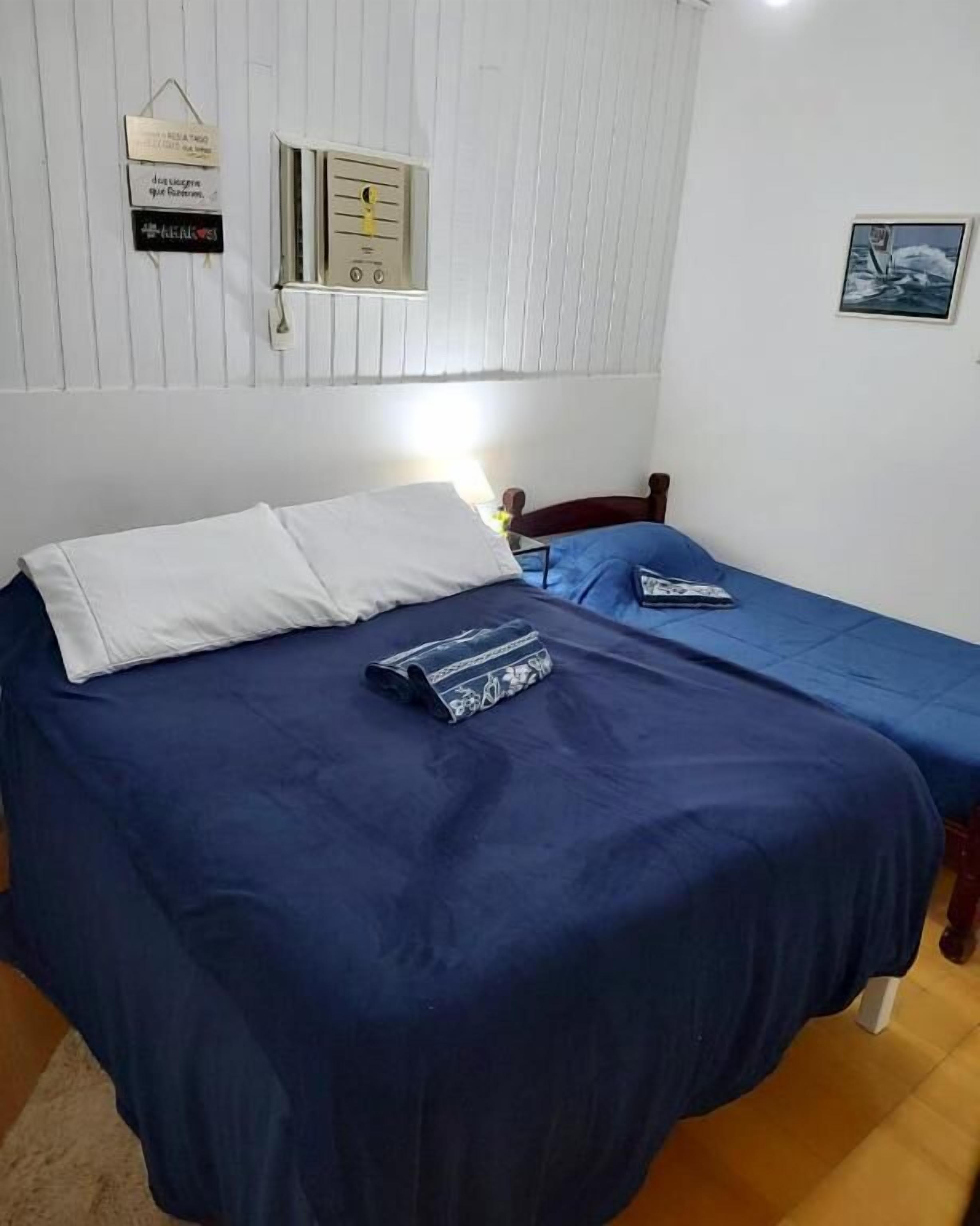 Kolmen hengen comfort-huone, näköala pihalle | Tallelokero huoneessa, ilmainen Wi-Fi