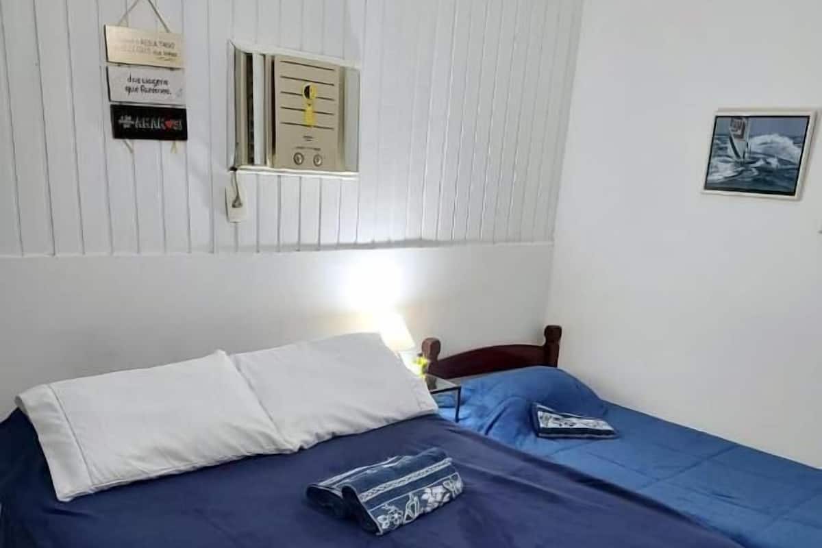 Kolmen hengen comfort-huone, näköala pihalle | Tallelokero huoneessa, ilmainen Wi-Fi