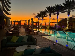Outdoor pool, a heated pool - Charming 3-bedroom condo with AC in Hollywood (Hollywood)