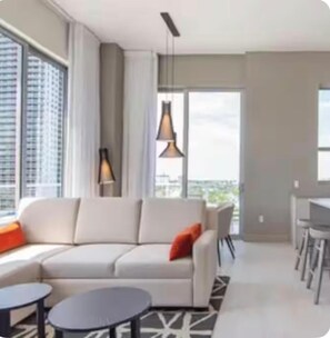 Smart TV - Charming 3-bedroom condo with AC in Hollywood (Hollywood)