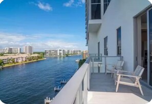 Property grounds - Charming 3-bedroom condo with AC in Hollywood (Hollywood)