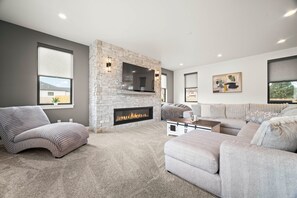 Smart TV, fireplace - Lakewood Luxe 10 minutes to Red Rocks (Lakewood)