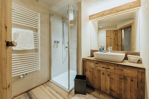 Shower, hair dryer, bidet, towels - Charming Luxury Chalet in Cortina d'Ampezzo (Cortina d'Ampezzo)