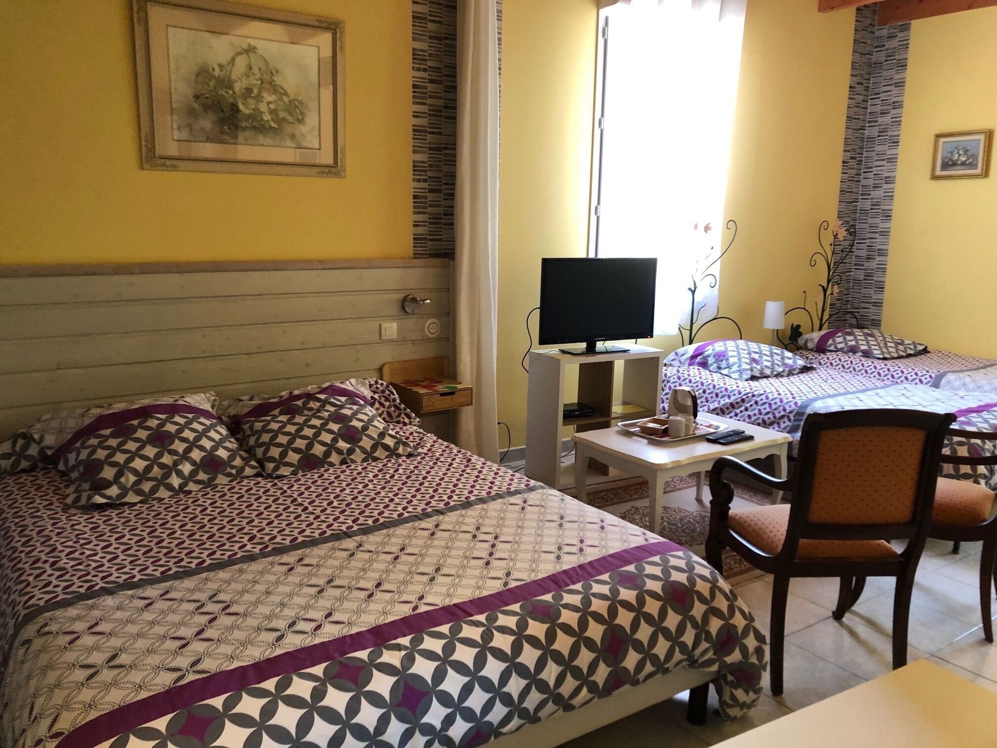 1 slaapkamer, een strijkplank/strijkijzer, internet, beddengoed