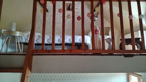 Eine Holztreppe mit einer weißen Wand und einer gemusterten Tapete darunter.