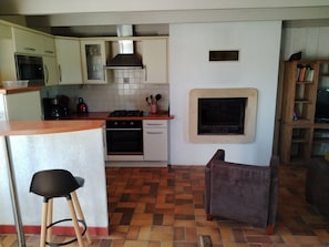 Microwave, oven, stovetop, dishwasher - Maison Bretonne entre Terre et Mer (Saint-Broladre)