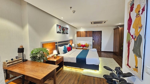 Luxurious, Comfy, Private Studio with Pool & Gym access | Long Stay | Gurgaon