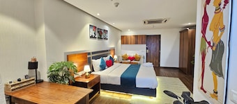 Luxurious, Comfy, Private Studio with Pool & Gym access | Long Stay | Gurgaon